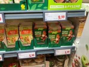 Półka sklepowa z produktami roślinnymi Vemondo w niskich cenach jako baza do taniego obiadu wegańskiego. Wegański obiad za 10 zł z mikroziołami