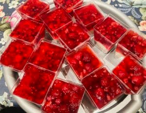 Wegański deser jagodowy w pucharku bez glutenu i cukru Fit Cake Warszawa