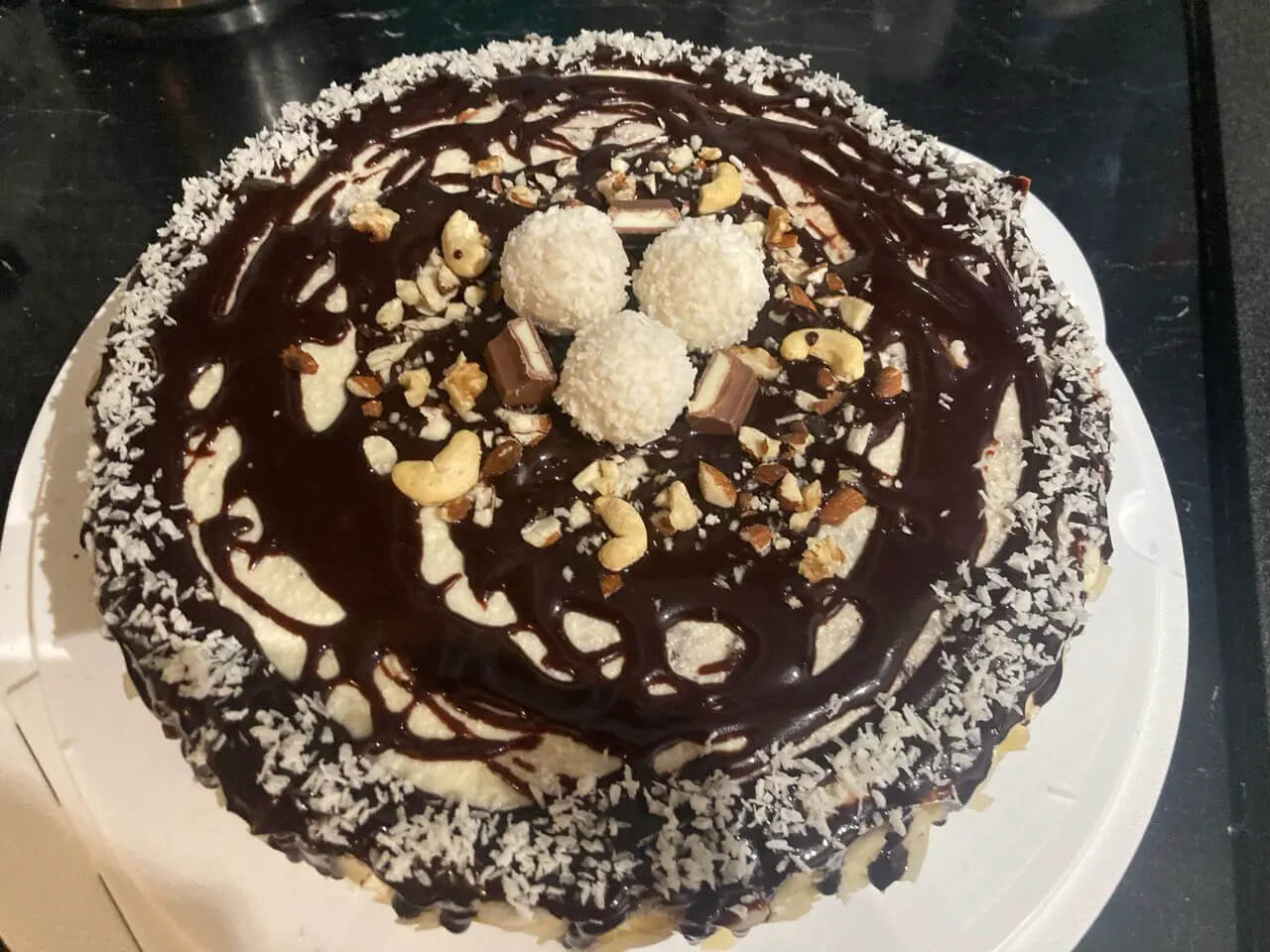 Czekoladowy biszkopt z kremem i wiśniowym confiturem Chocolate Sponge Cake with Cream