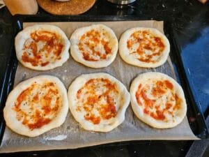 Składniki na domową pizzę: ciasto z sosem