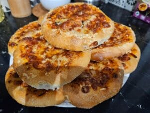 Zdjęcie domowej pizzy na talerzu