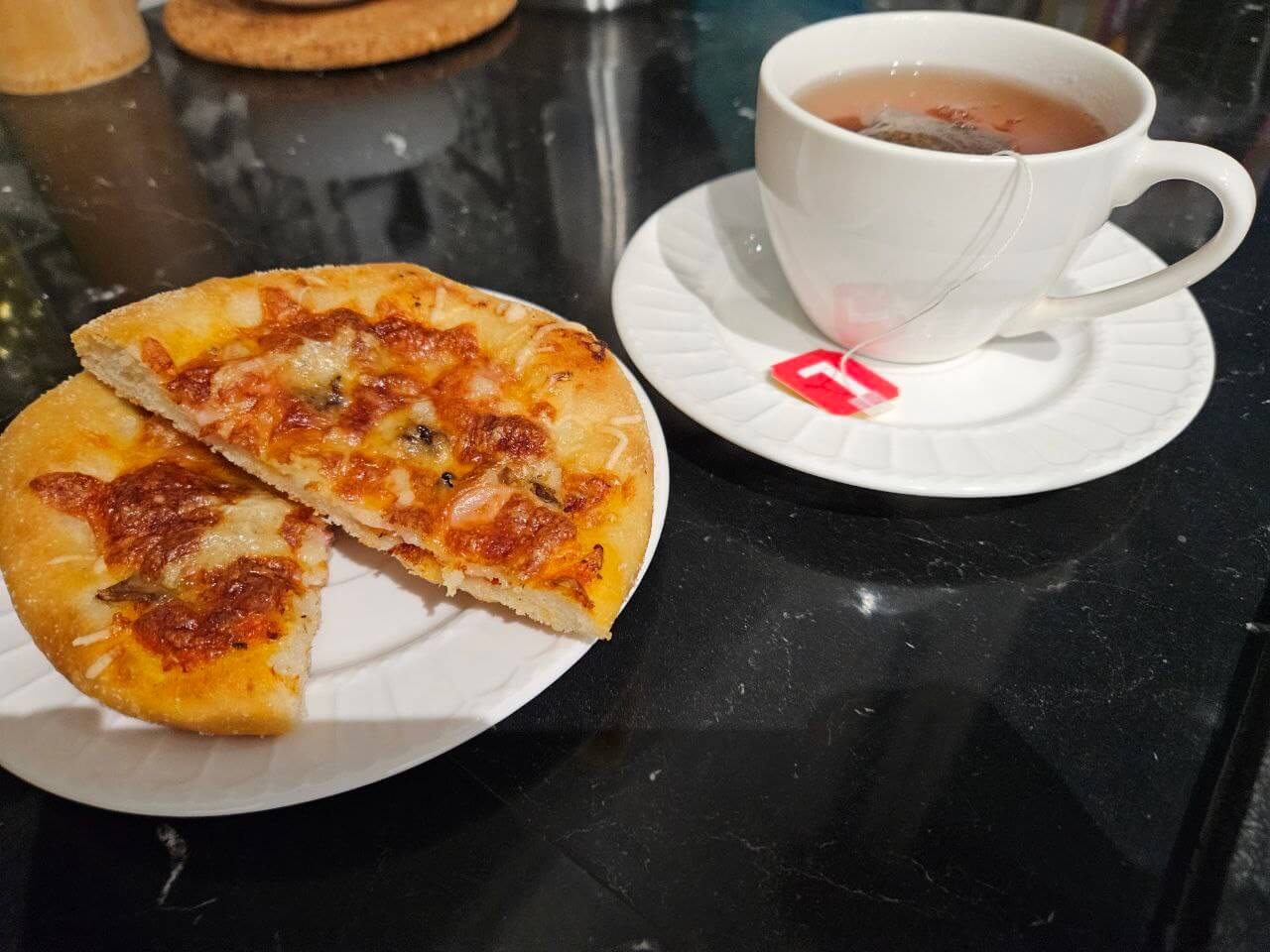 gotowa mini pizza z herbatą zdjęcie Mini pizza na szybko