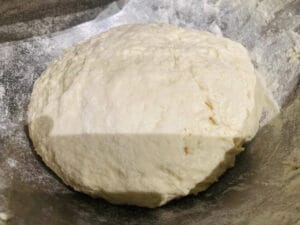 Drożdżowe ciasto na drożdżówki z serem – miękkie i puszyste, przygotowane do formowania watruszek