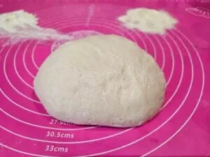 Elastyczne ciasto bezglutenowe na pierogi na różowej stolnicy silikonowej