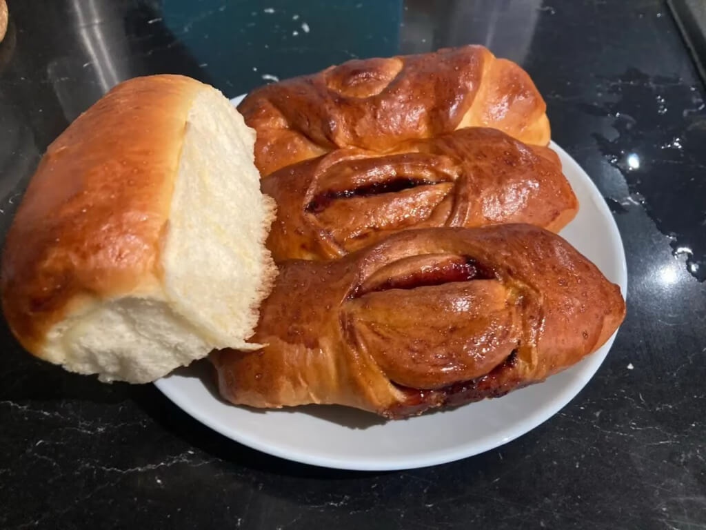co zawiera gluten – pszenne bułki drożdżowe i białe pieczywo na talerzu