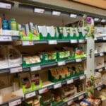 Półki w sklepie Lidl z produktami roślinnymi i wegańskimi burgerami, idealne jako co na grilla bez mięsa.