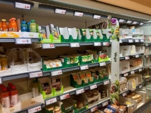Półka w sklepie Lidl z produktami roślinnymi na wegański grill