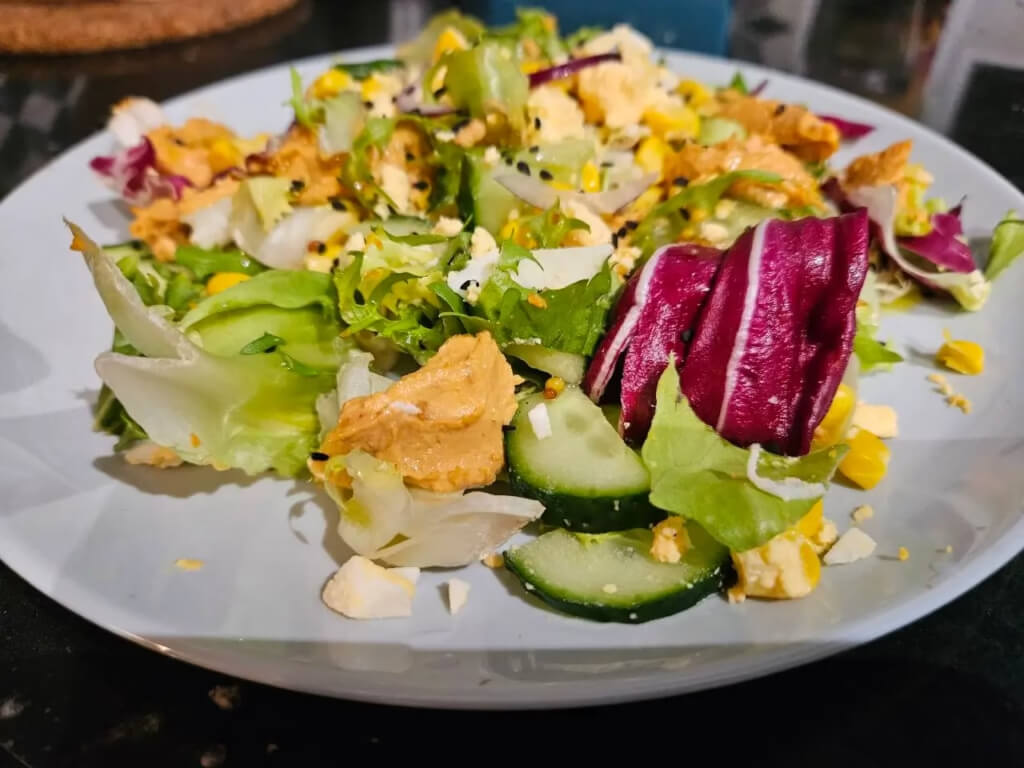 Gotowe danie, czyli przepis na szybką sałatkę z tuńczyka i świeżych warzyw z dodatkiem jajka і czarnego sezamu. Zbilansowane menu wegetariańskie na tydzień