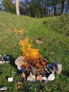Ognisko i miejsce do przygotowania wegańskiego grilla bez mięsa