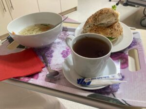 Śniadanie bezglutenowe w Krakowie – bezpieczny zestaw obiadowy z zupą, pieczywem i herbatą