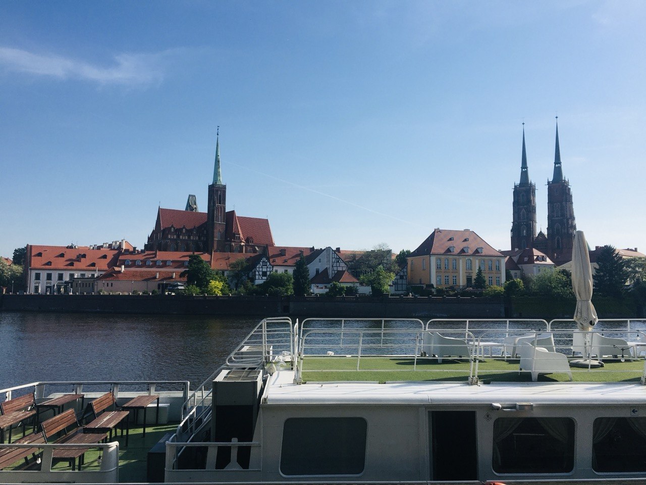 Widok na Ostrów Tumski i rzekę Odrę z pokładu statku wycieczkowego – idealna okolica na śniadanie we Wrocławiu bez glutenu.