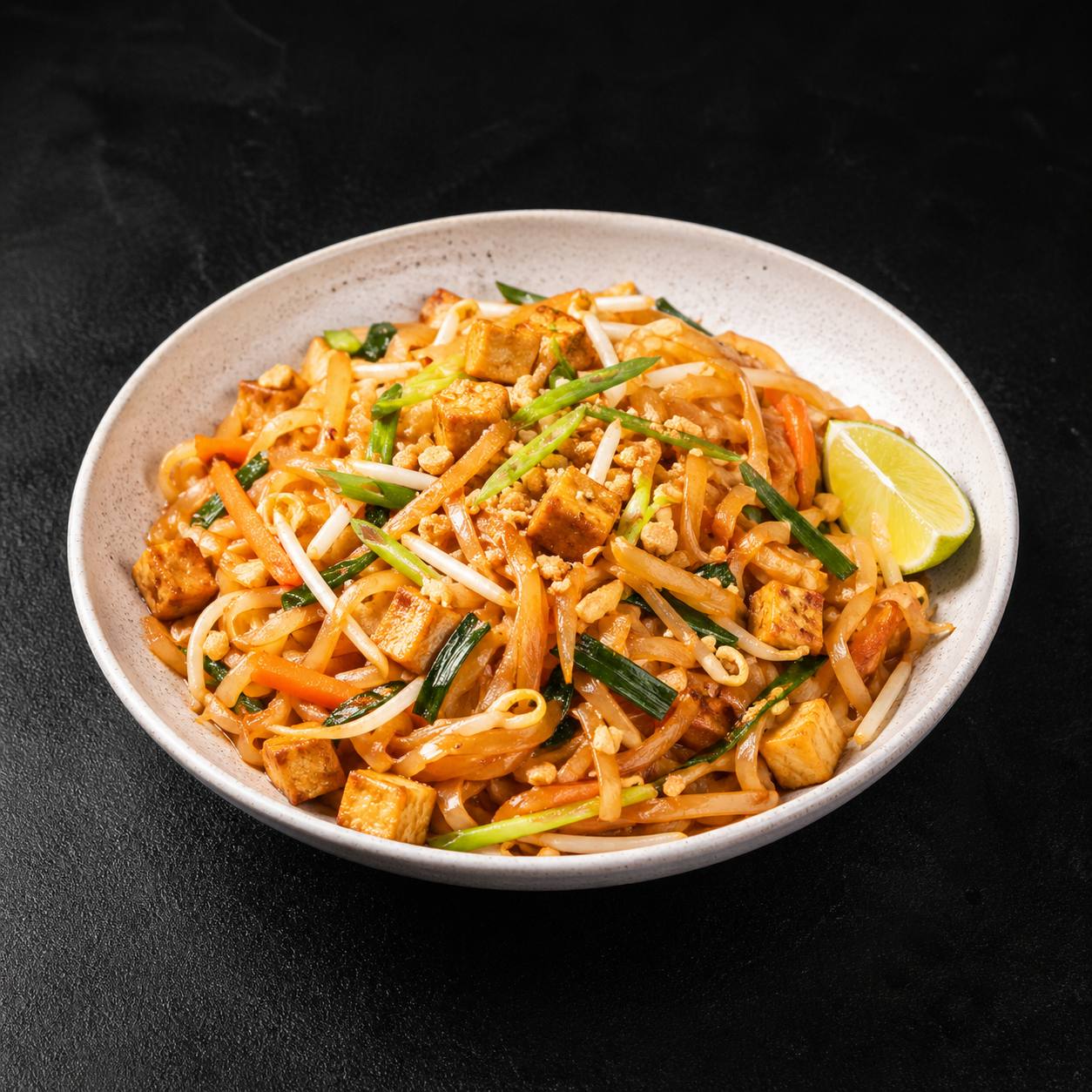 Tajska kuchnia wegetariańska – Pad Thai z tofu na czarnym stole