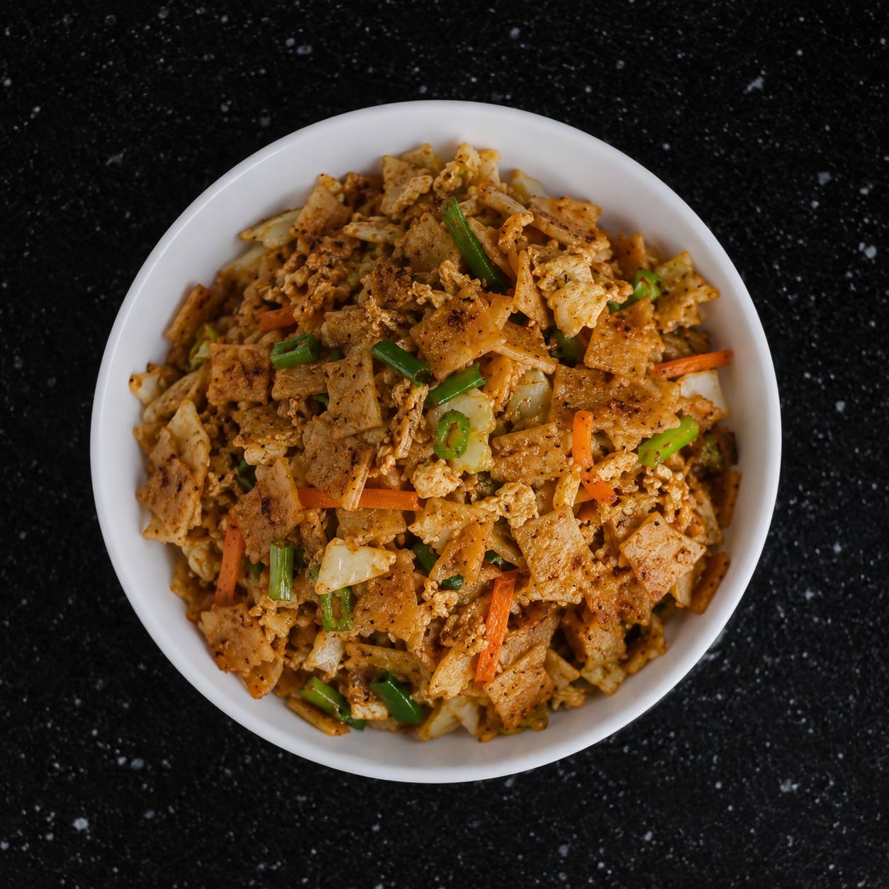 Kottu roti wegetariańskie — lankijska kuchnia wegetariańska Sri Lanki w misce