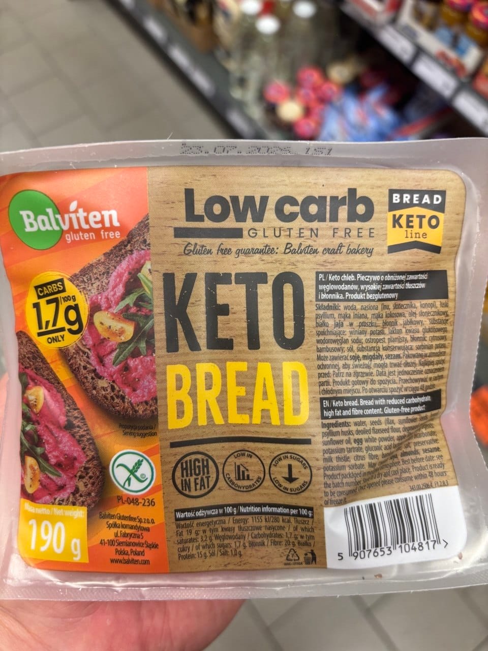 Przezroczyste opakowanie chleba Balviten Keto Bread Low Carb z widocznym składem, tabelą wartości odżywczych, wagą 190 g oraz znakiem Przekreślonego Kłosa. Produkty bezglutenowe w Netto.