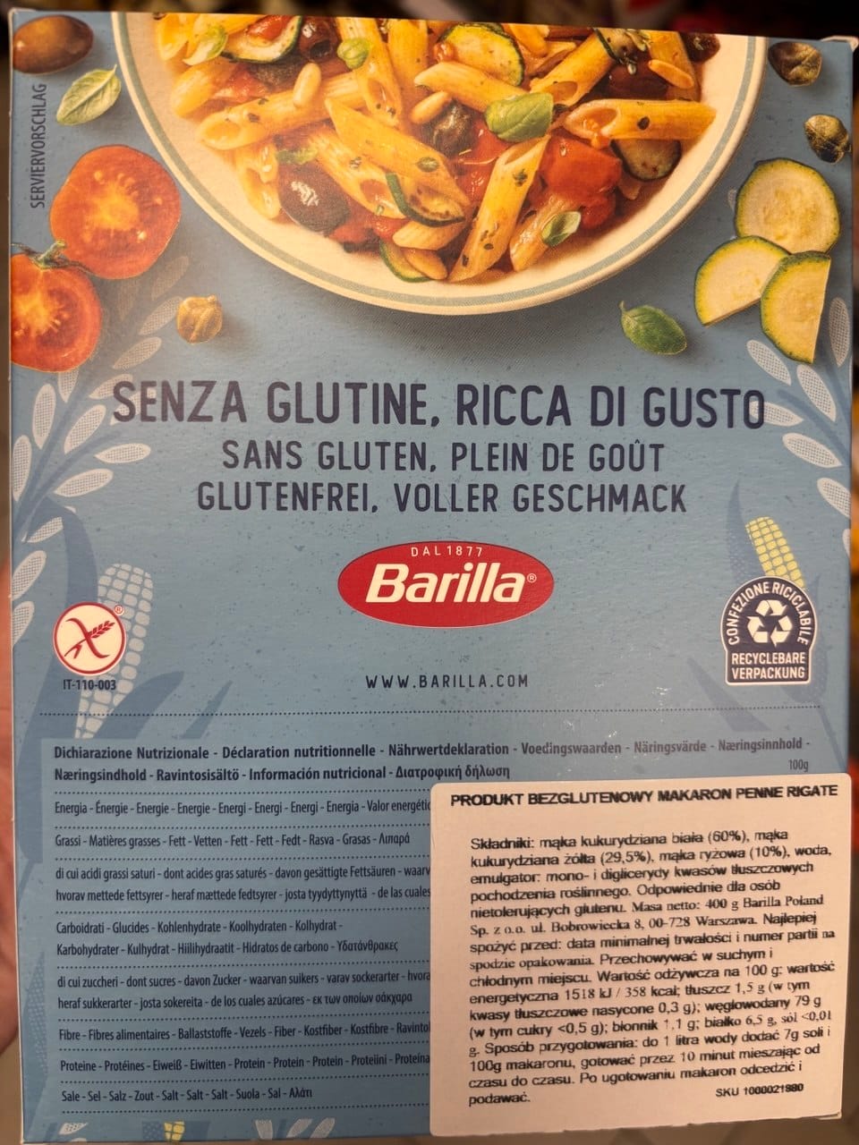 Tył opakowania makaronu Barilla Penne Rigate z tabelą wartości odżywczych, polską etykietą ze składem, symbolem Przekreślonego Kłosa oraz grafiką gotowego dania. Produkty bezglutenowe w Netto.