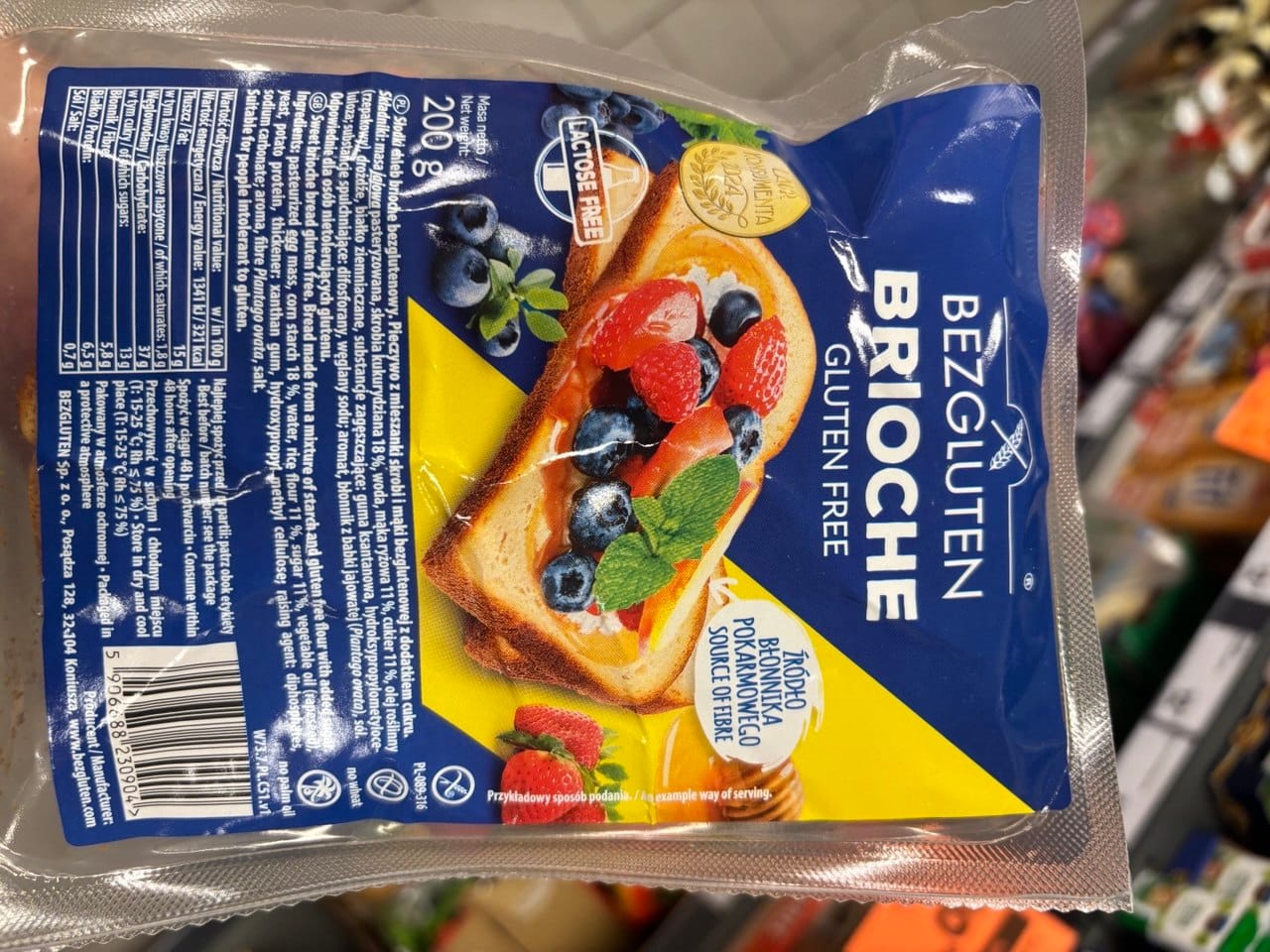 Niebiesko-żółte opakowanie chleba brioche marki Bezgluten z grafiką kromki z owocami, masą netto 200 g oraz napisem Lactose Free. Produkty bezglutenowe w Netto.