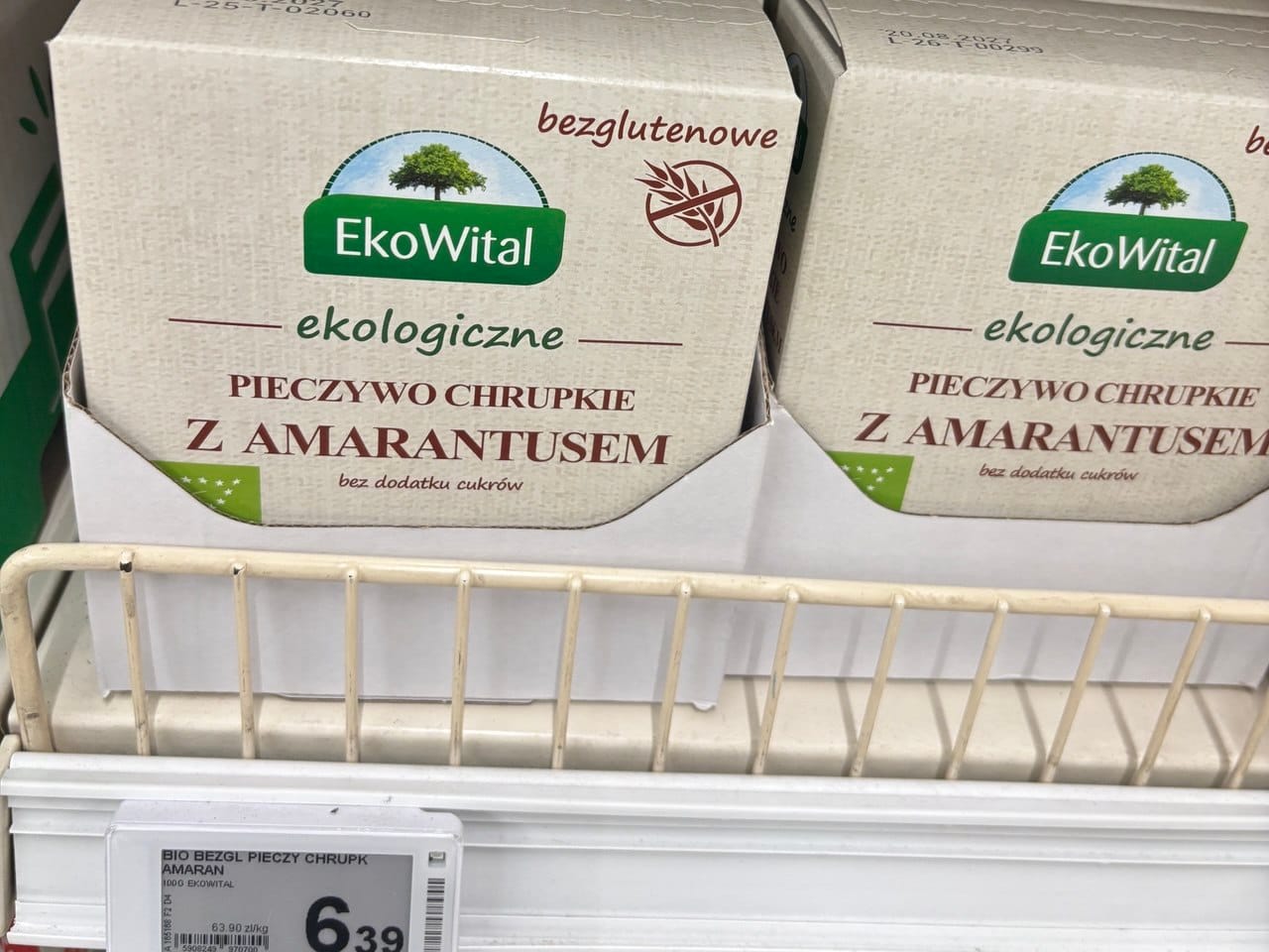 Bezglutenowe pieczywo chrupkie z amarantusem na półce w supermarkecie