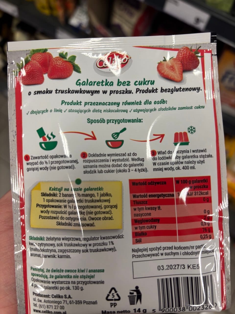 Tył opakowania truskawkowej galaretki bez cukru Celiko z graficznym opisem przygotowania, tabelą wartości odżywczych i kodem kreskowym. Produkty bezglutenowe w Netto.