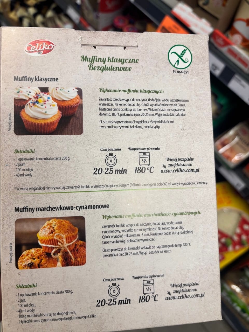 Tył opakowania mieszanki Celiko Muffiny klasyczne Bezglutenowe z instrukcją pieczenia, propozycją wykonania muffinów marchewkowo-cynamonowych oraz zielonym symболем Przekreślonego Kłosa.