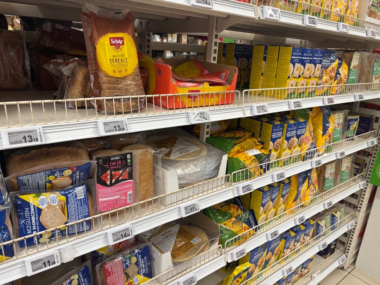 Chleb bezglutenowy Auchan na półce z gotowym pieczywem bez glutenu
