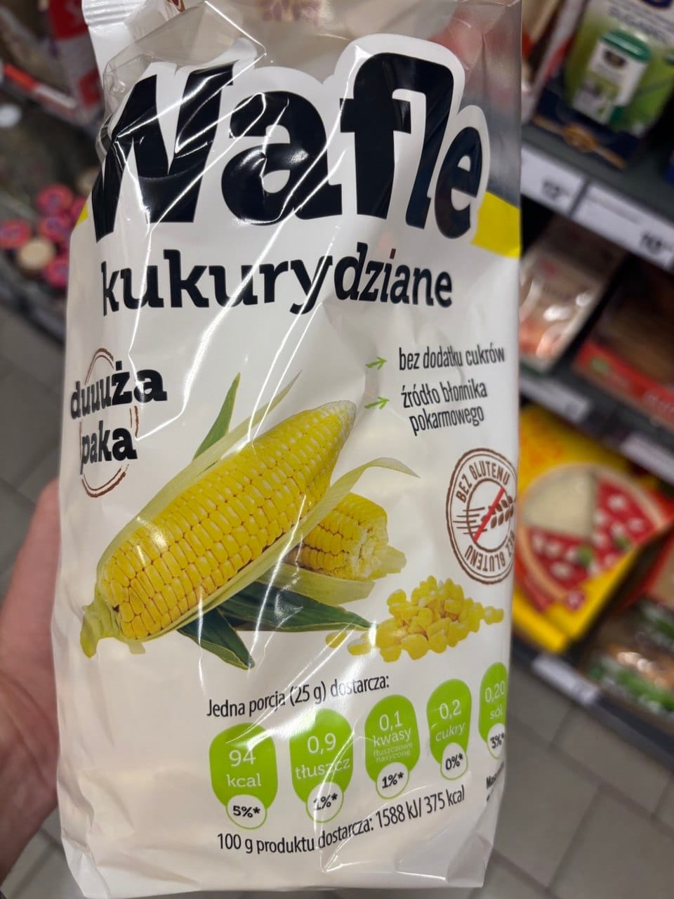 Białe opakowanie Eurowafel Wafle kukurydziane duża paka z grafiką kolb kukurydzy, informacją o kaloryczności oraz czerwonym znakiem Bez glutenu. Produkty bezglutenowe w Netto.
