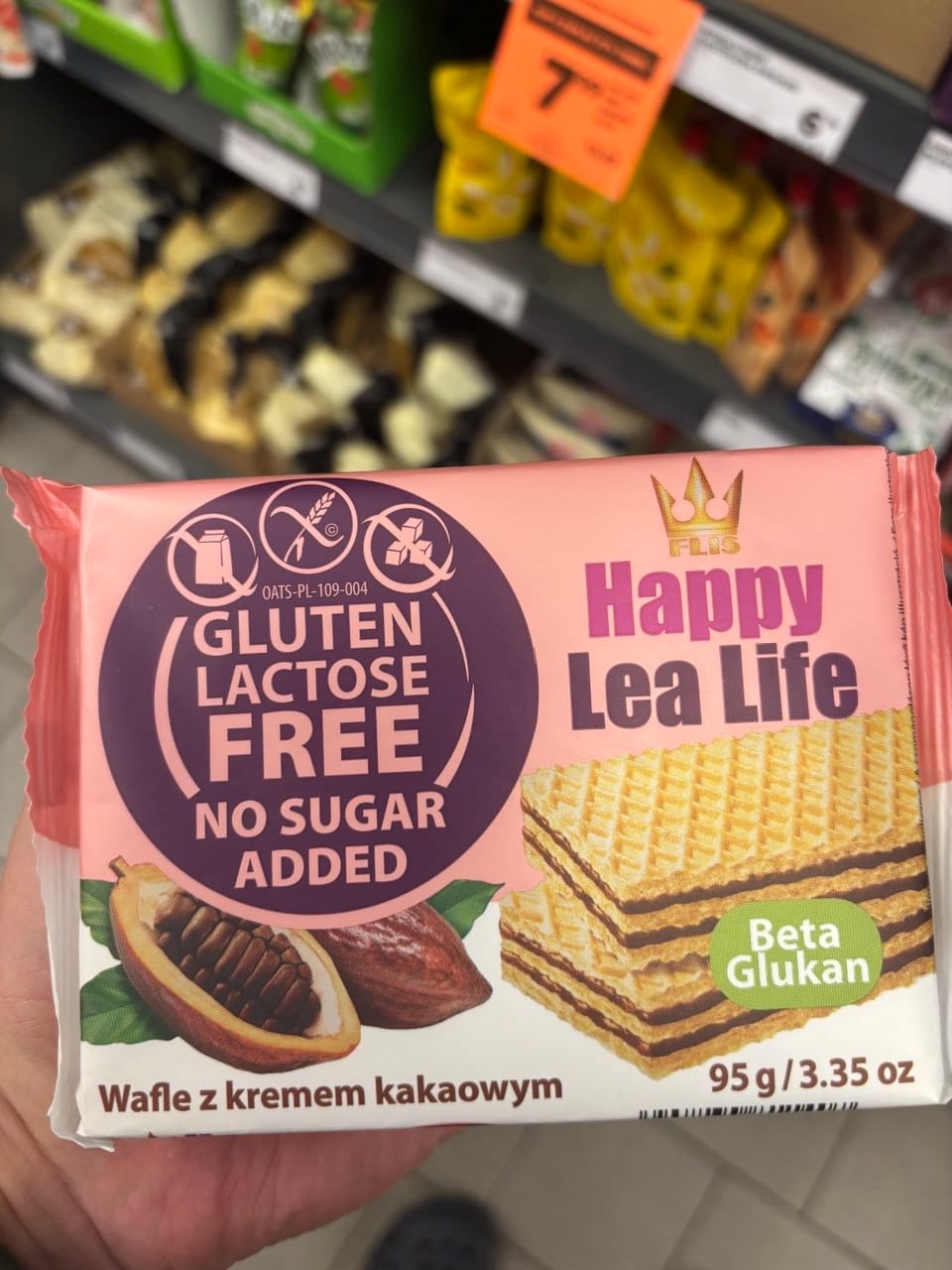 Różowe opakowanie waflów z kremem kakaowym Flis Happy Lea Life z wyraźnym fioletowym znakiem Gluten Lactose Free. Produkty bezglutenowe w Netto.
