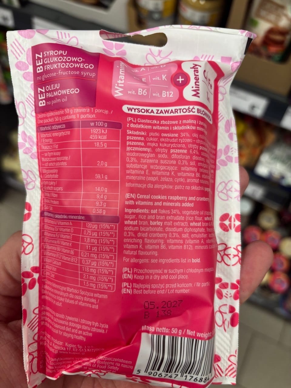 Tył opakowania ciasteczek Kupiec z maliną i żurawiną, z tabelą wartości odżywczych, masą netto 50 g oraz kodem kreskowym. Produkty bezglutenowe w Netto.