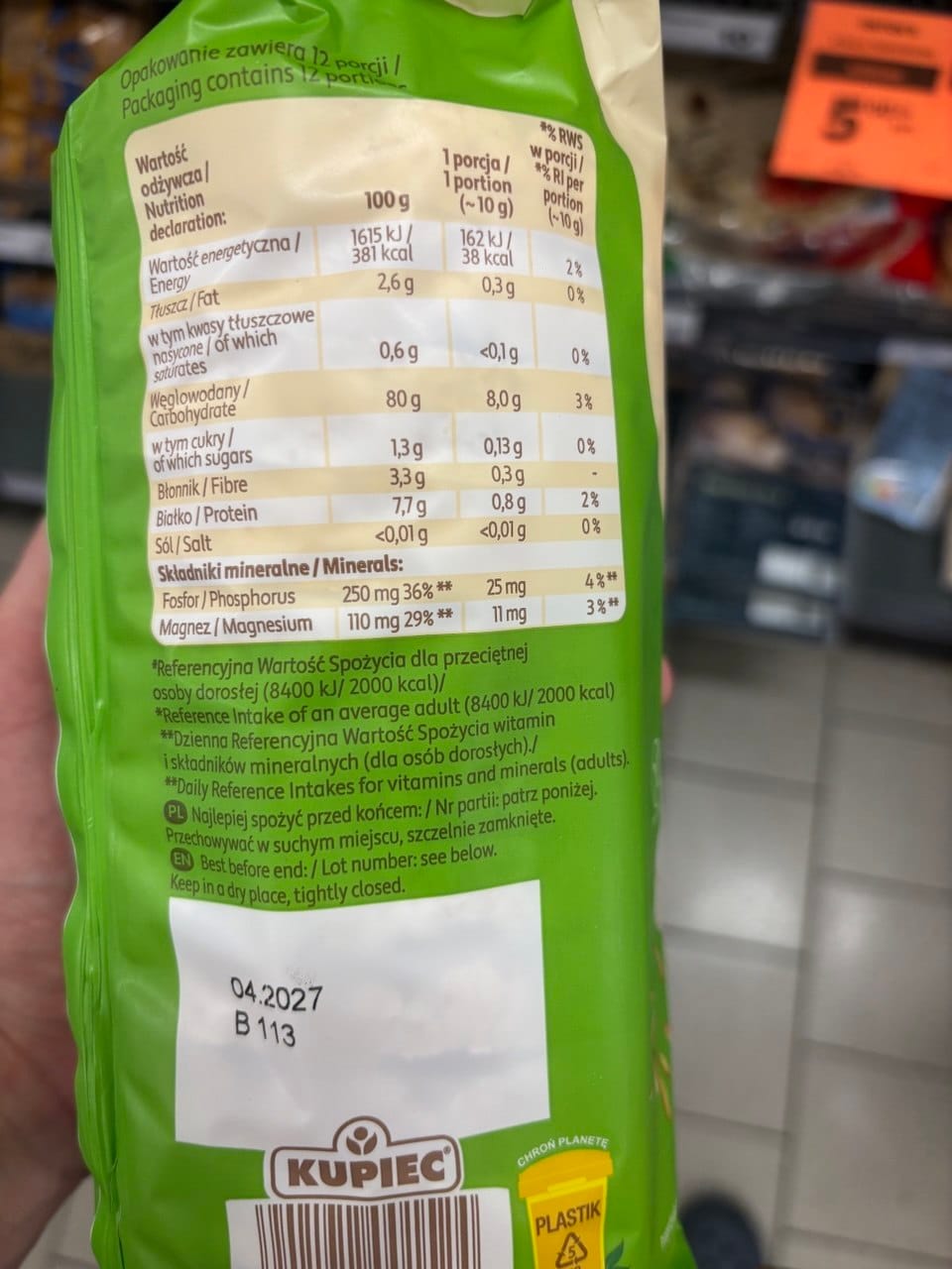 Tył zielonego opakowania wafli ryżowych Kupiec Naturalne, na którym znajduje się tabela wartości odżywczych i minerałów (fosfor, magnez), data ważności oraz logo marki.