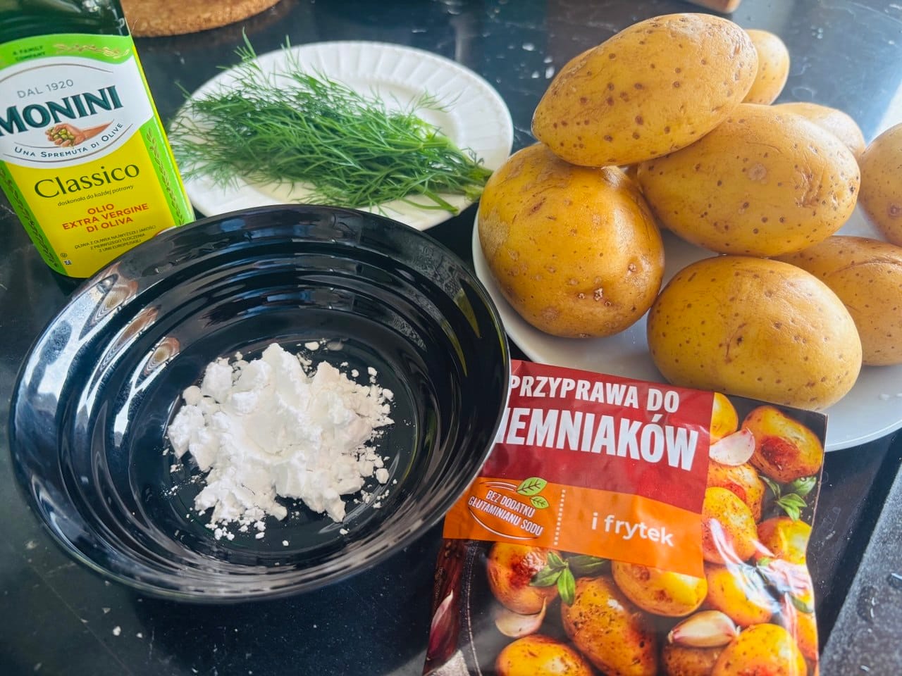 Składniki na chrupiące ziemniaczki pieczone w piekarniku bezglutenowe i wegańskie