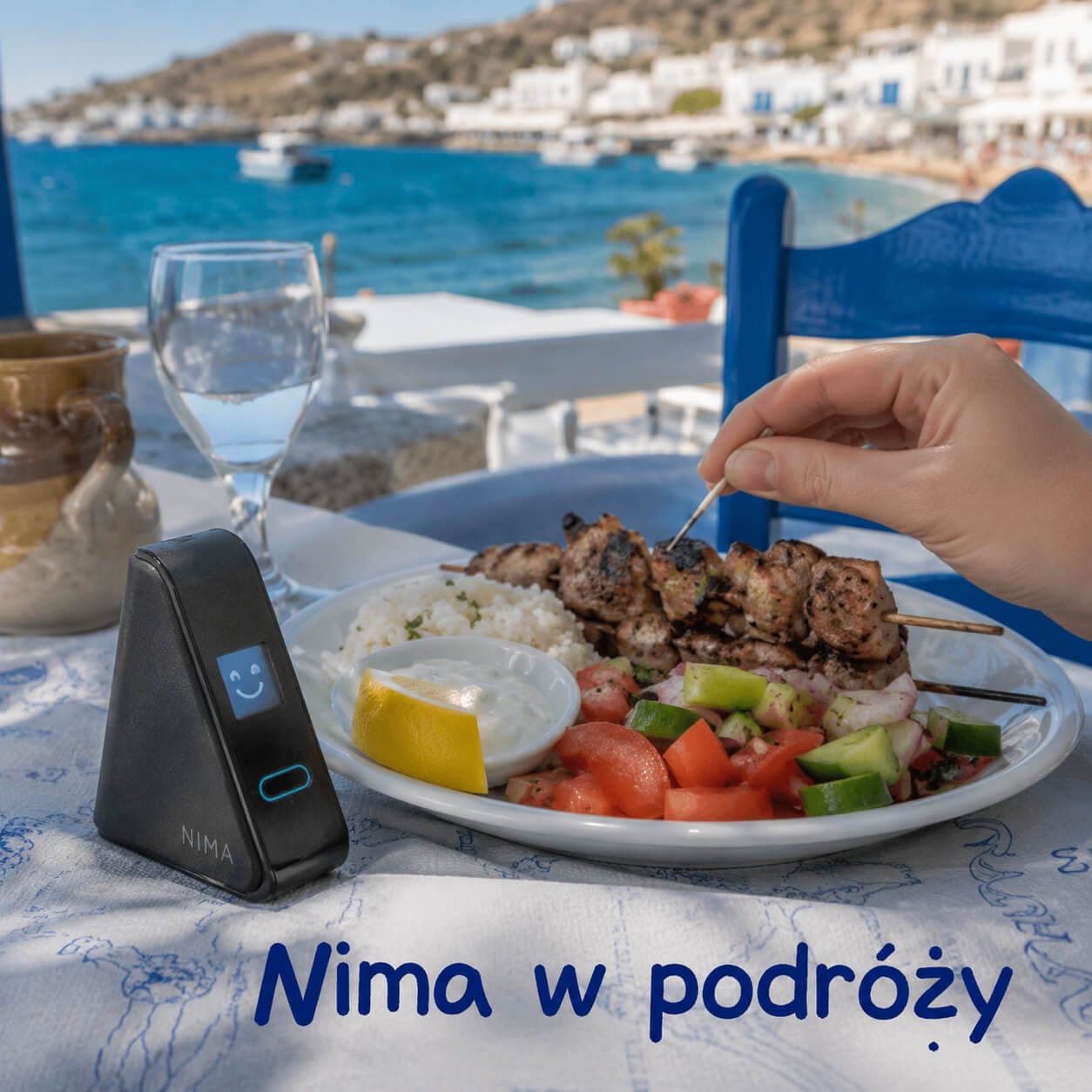 Tester glutenu Nima w podróży podczas sprawdzania posiłku w greckiej tawernie nad morzem