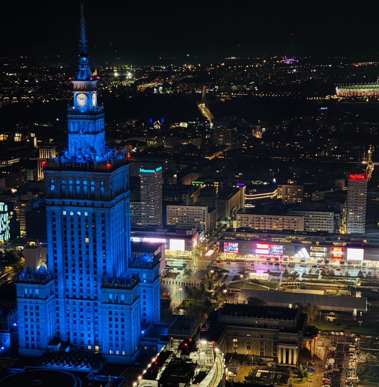 Nocna panorama centrum Warszawy z podświetlonym Pałacem Kultury i Nauki. W tej okolicy znajdziesz lokale oferujące wegańskie śniadanie bez glutenu.