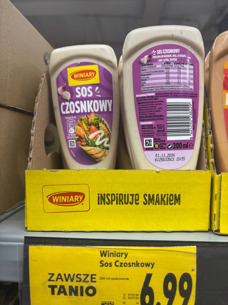 Butelka sosu czosnkowego Winiary na półce w Kauflandzie