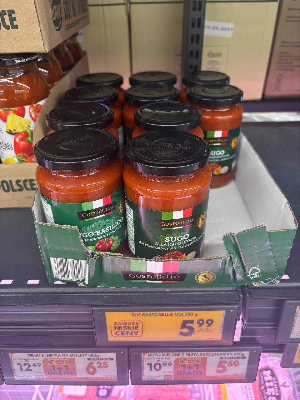 Zgrzewka włoskich sosów pomidorowych GustoBello Sugo Basilico w sklepie Biedronka.
