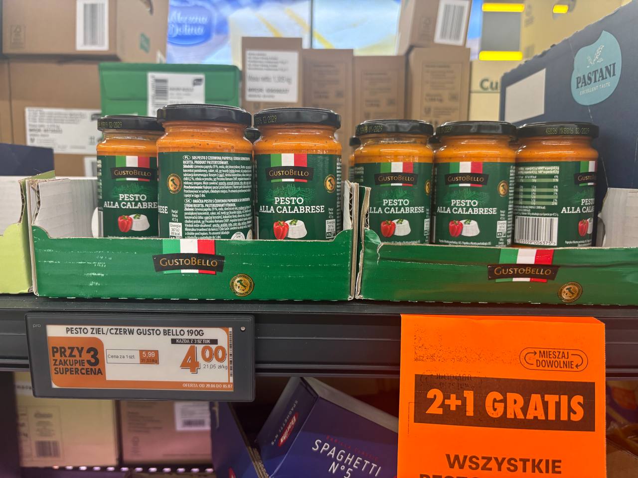Słoiczki czerwonego pesto GustoBello alla Calabrese na półce z produktami w Biedronce.