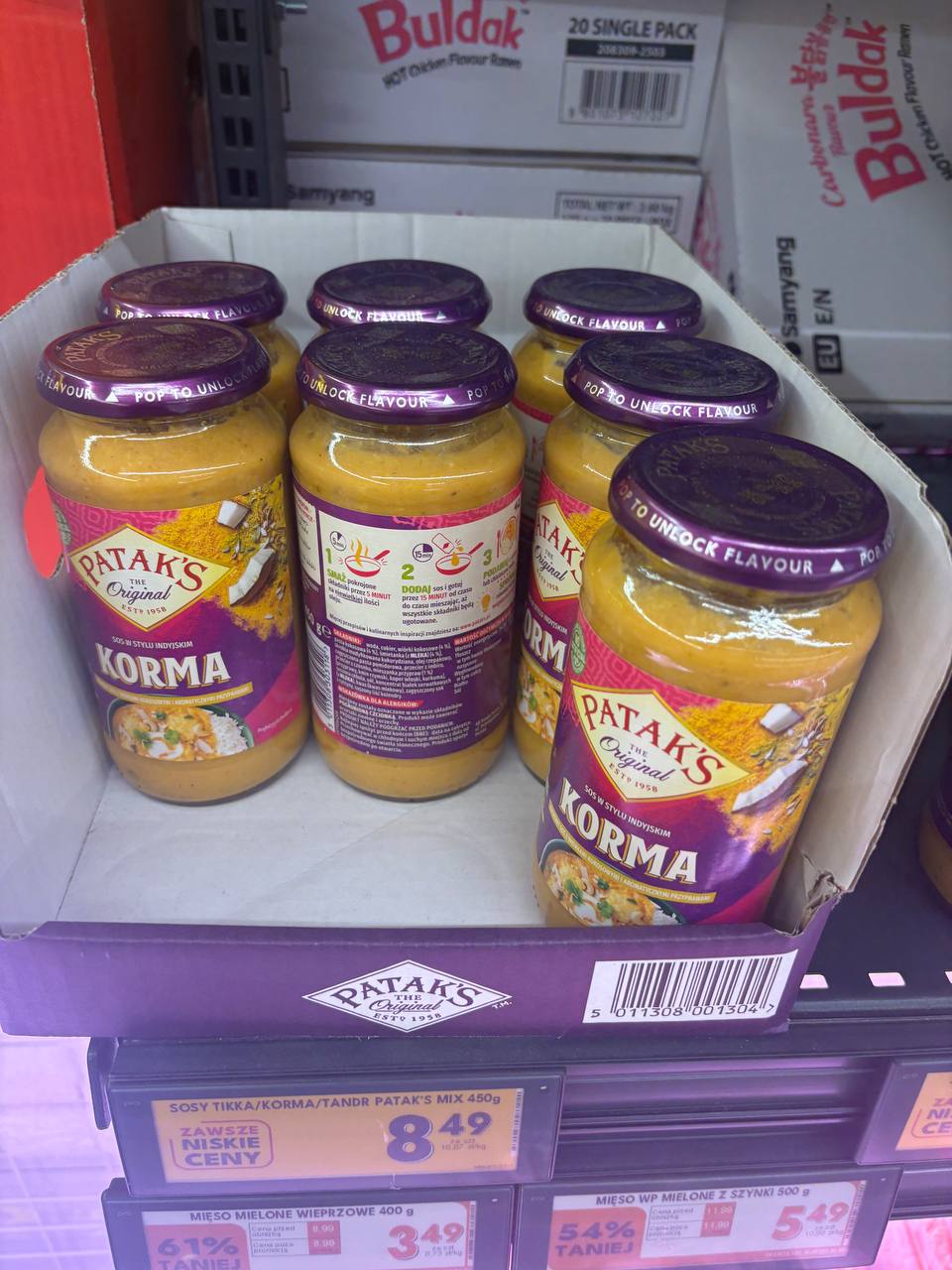 Karton sosów indyjskich Patak's Korma na dziale z sosami w supermarkecie Biedronka.