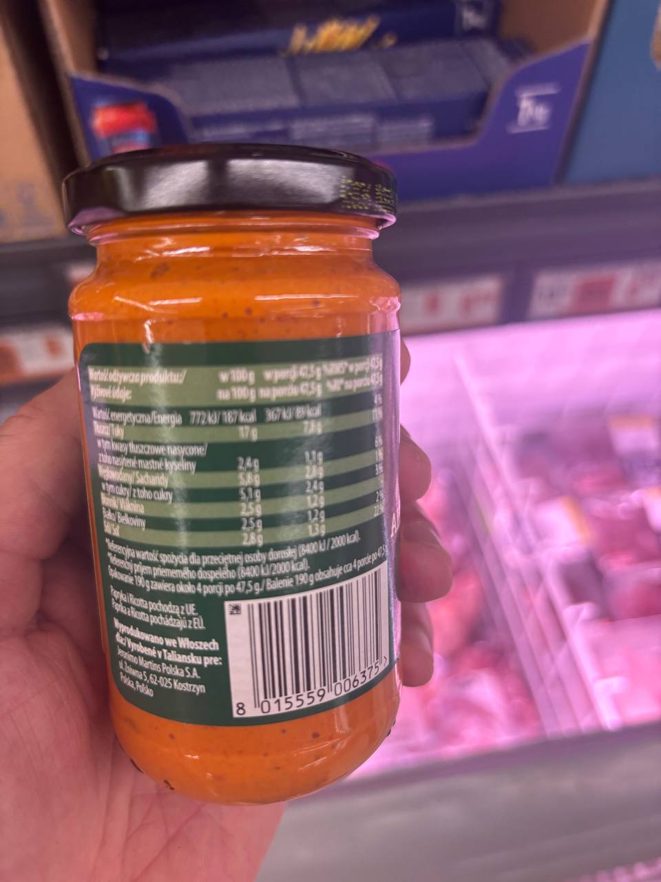Tylna etykieta i skład czerwonego pesto GustoBello z Biedronki pokazująca kalorie i makro.