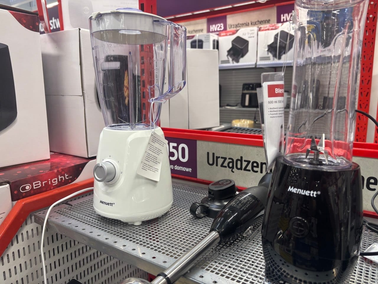 Biały i czarny blender kielichowy marki Menuett na sklepowej półce, przydatny do przygotowywania smoothie.