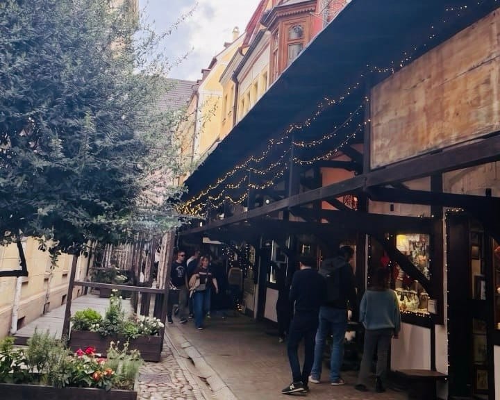 Cobblestone street in Sarajevo's historic Baščaršija district, the starting point for a gluten-free travel guide to Bosnia and Herzegovina.