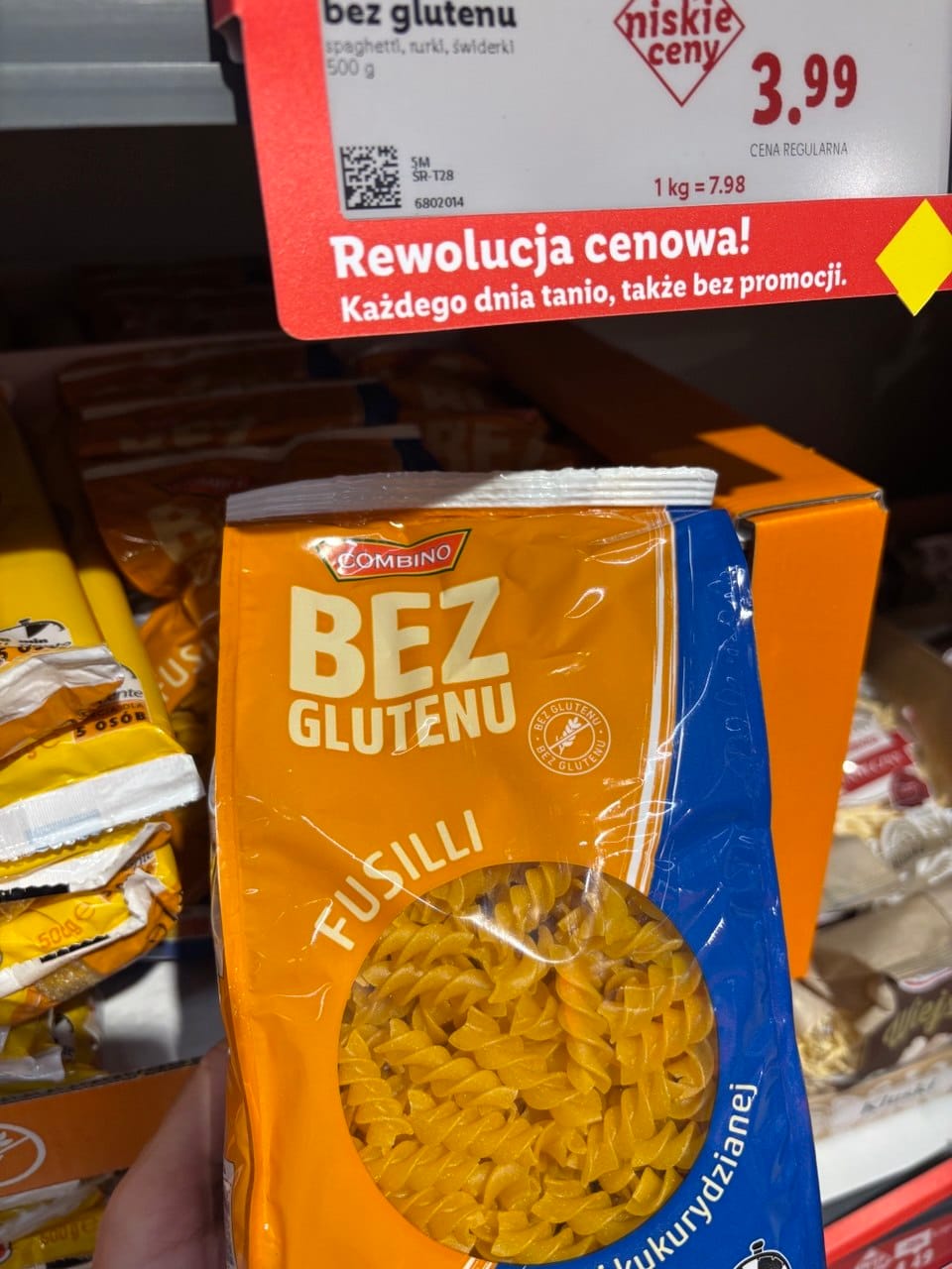 Front pomarańczowo-niebieskiego opakowania makaronu Combino Fusilli. Te kukurydziane świderki to chętnie wybierane produkty bezglutenowe Lidl.