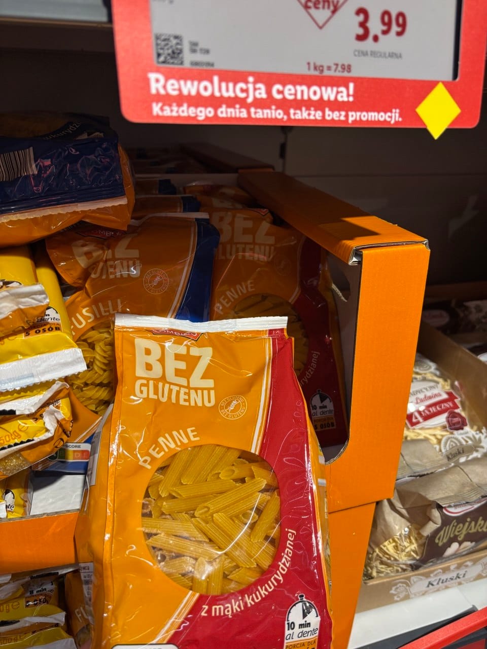 Opakowanie makaronu kukurydzianego Combino Penne. Takie rurki to świetne produkty bezglutenowe Lidl do gęstych sosów wegetariańskich.