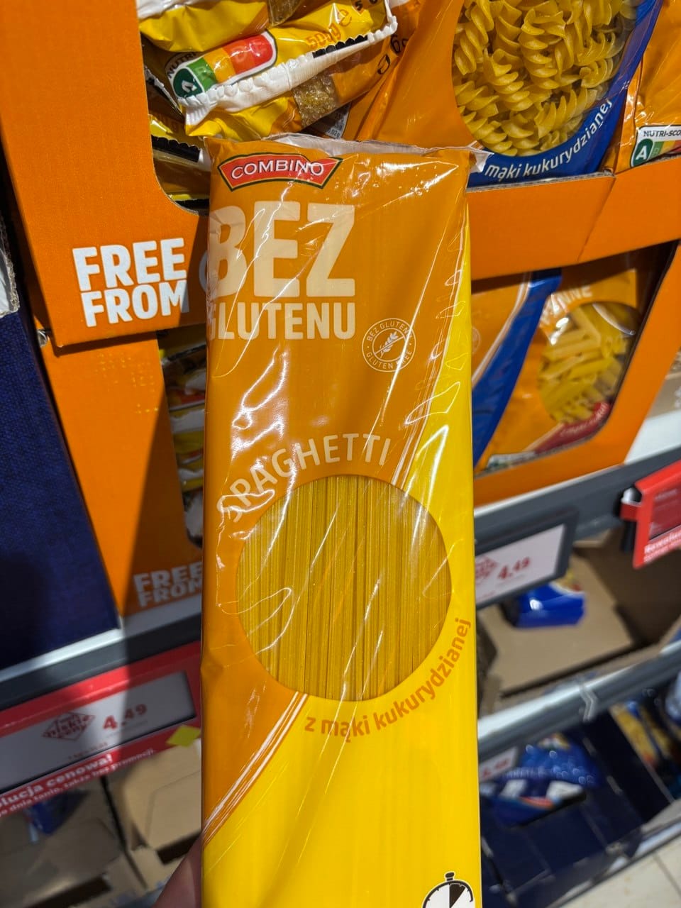 Front opakowania spaghetti Combino z mąki kukurydzianej. Te klasyczne nitki to popularne produkty bezglutenowe Lidl, idealne do wegetariańskich dań.
