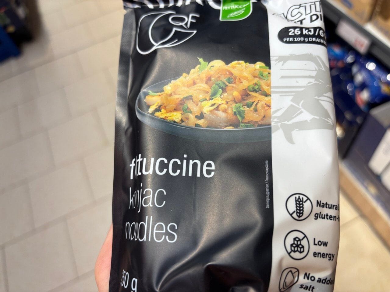 Opakowanie niskokalorycznego makaronu konjac fettuccine. Takie azjatyckie alternatywy to kolejne produkty bezglutenowe Lidl, które znajdziesz na ogólnej półce z makaronami.
