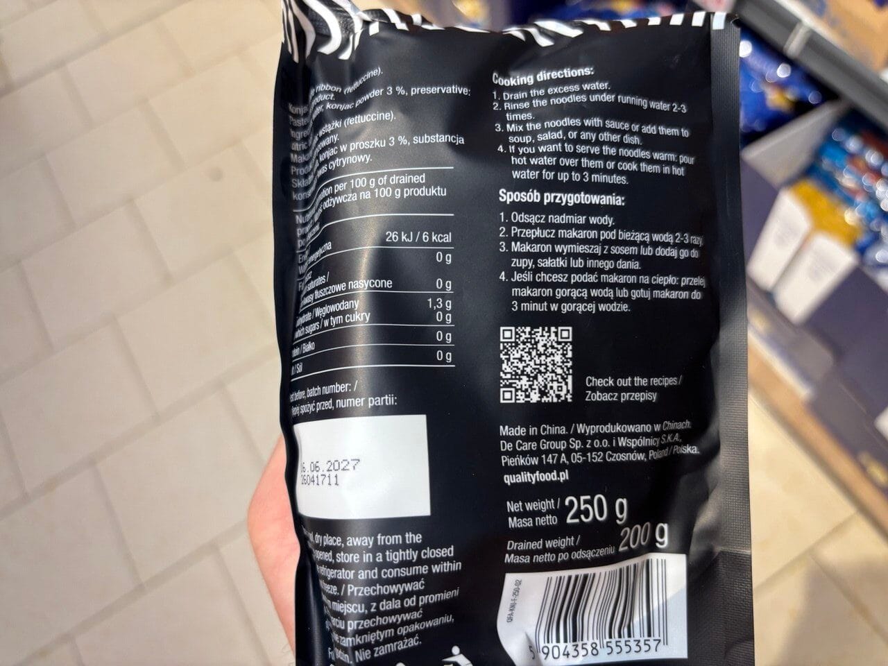 Tylna etykieta makaronu konjac ze składem, tabelą kaloryczną i sposobem przygotowania. Czytanie etykiet to podstawa, gdy wybierasz produkty bezglutenowe Lidl lub inne alternatywy dietetyczne.