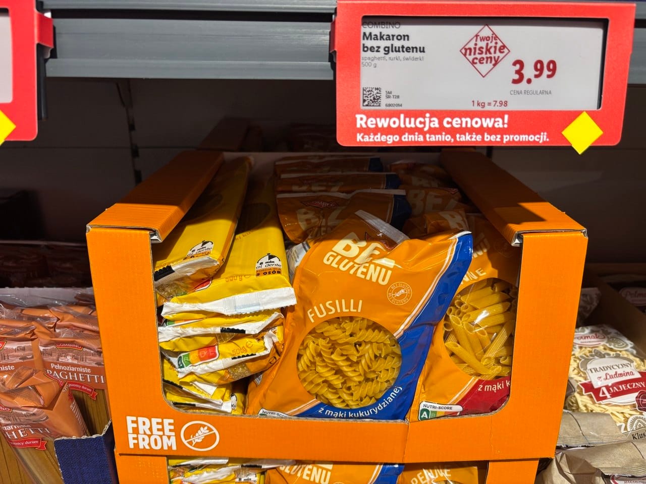 Karton z makaronem kukurydzianym Combino na półce dyskontu. Te kukurydziane świderki (fusilli) to najpopularniejsze produkty bezglutenowe Lidl dostępne w stałej ofercie.