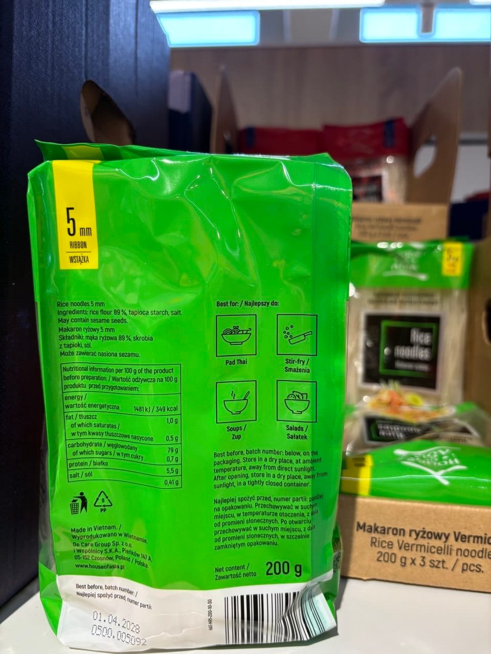 Tylna etykieta ze składem makaronu ryżowego House of Asia (wstążki 5 mm). Wybierając produkty bezglutenowe Lidl w dziale azjatyckim, warto zwrócić na niego uwagę.