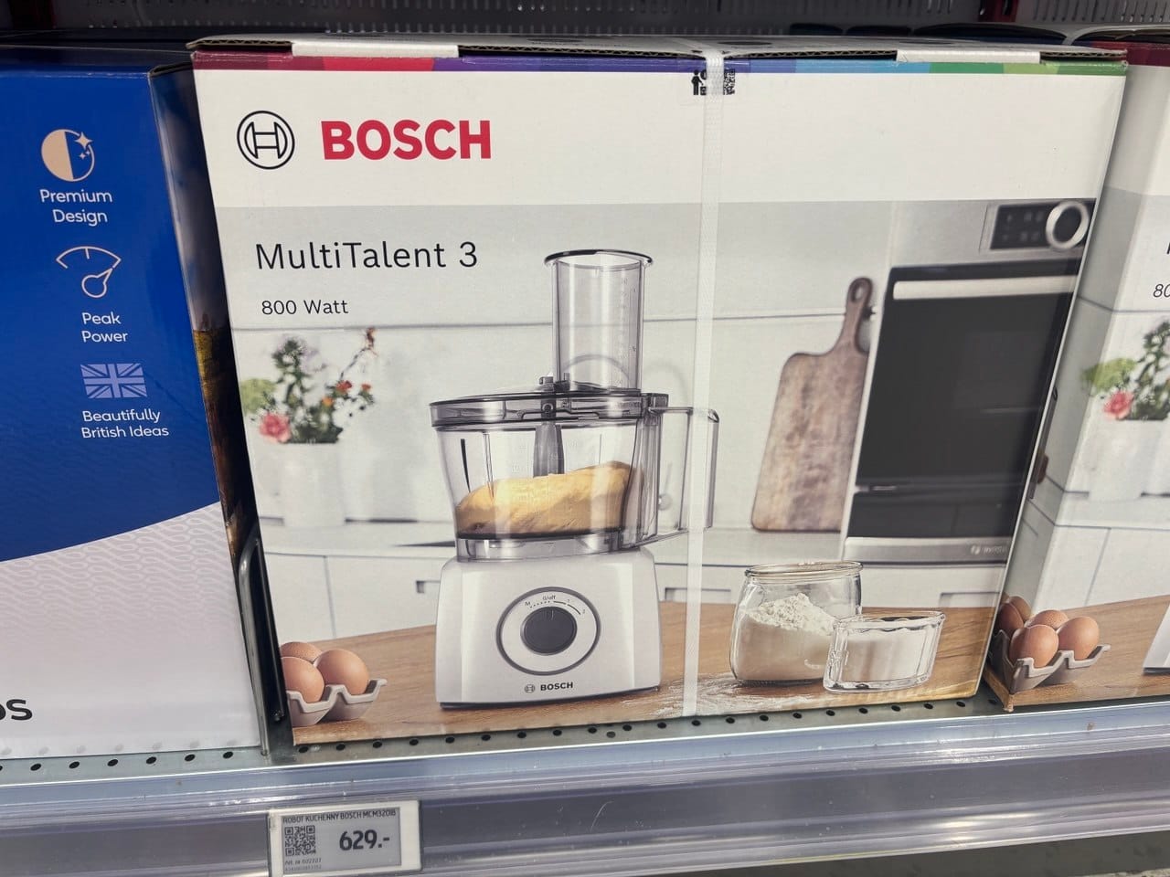 Pudełko robota kuchennego Bosch MultiTalent 3 na sklepowej półce, przeznaczonego do wyrabiania ciast bezglutenowych.
