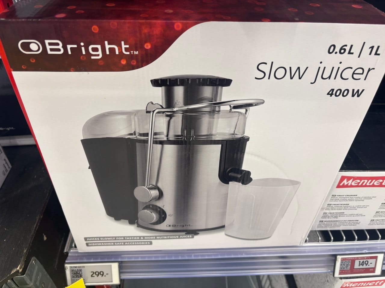 Pudełko wyciskarki wolnoobrotowej Slow Juicer marki Bright na sklepowej półce, przedstawione w porównaniu urządzeń do soków.