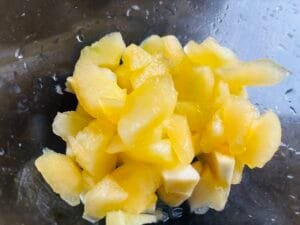 Pokrojone w kostkę pepino i jabłko przed zmiksowaniem