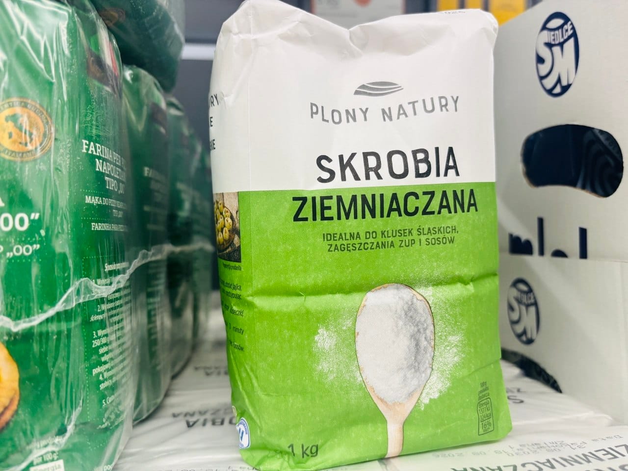 Papierowe opakowanie skrobi ziemniaczanej na półce sklepowej.
