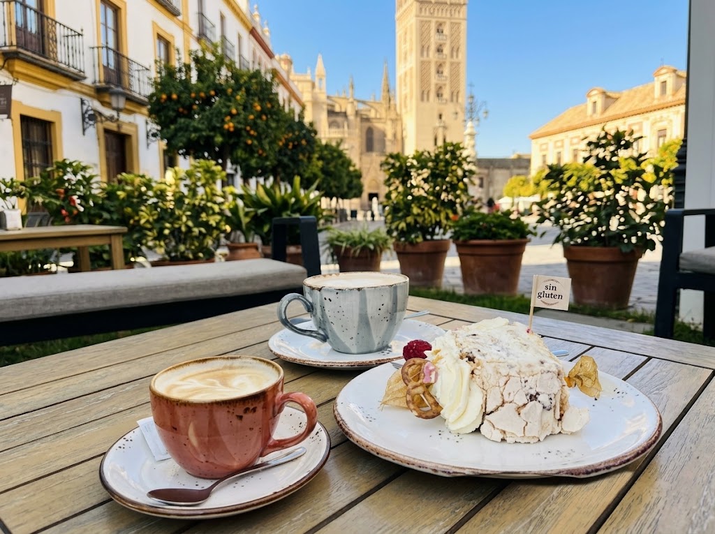 Kawa i bezglutenowe ciasto na stole w kawiarni w Sewilli, bezpieczne śniadanie w ramach Red Sevilla Sin Gluten.